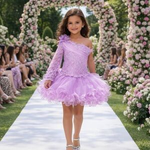 Lilac One-Shoulder Lace & Tulle Flower Girl Dress
Girls birthday pageant dress.